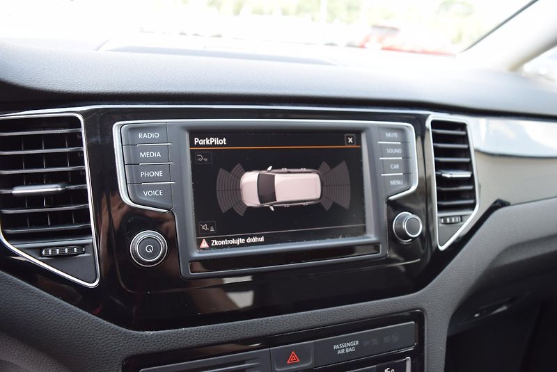 Volkswagen Golf Sportsvan (2015) 1.4TSI 92kw HGLBMT TAŽ KAM APP - fotka 25 z 50