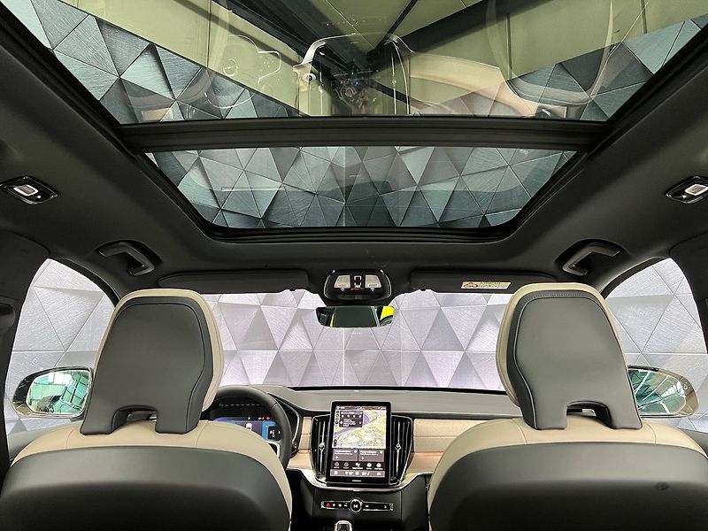 Volvo XC90 B5 AWD PLUS DARK, PANO, H&K - fotka 24 z 33