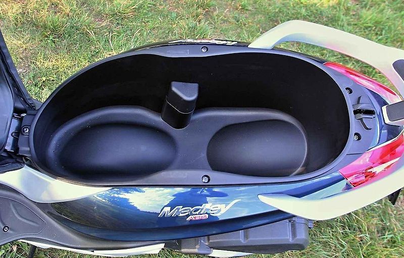 Piaggio MP3 500ie Sport LT (vlevo) a Piaggio Medley 125ie.