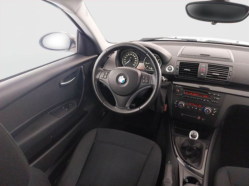 BMW Řada 1 (2009) 116i, Tempomat, Park. senzory - fotka 7 z 21