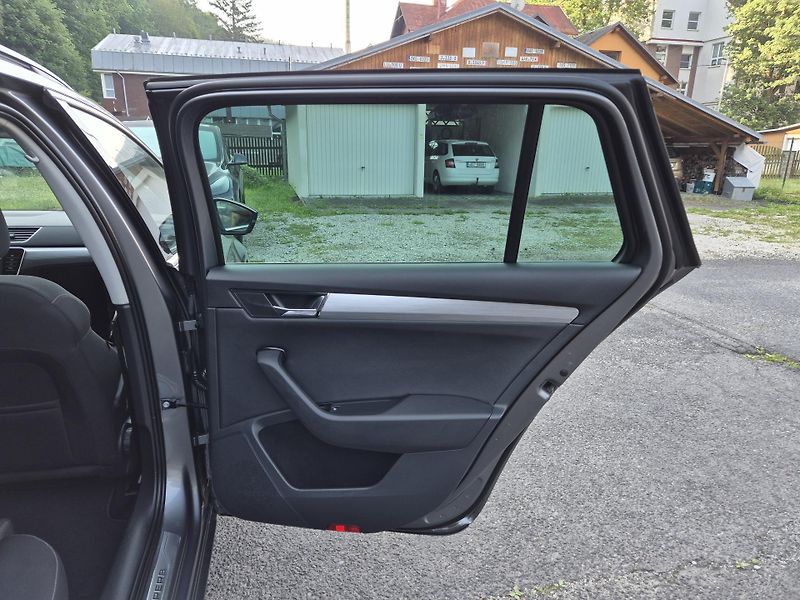 Škoda Superb Combi 2,0TDi DSG 110kw 17ALU - fotka 34 z 44