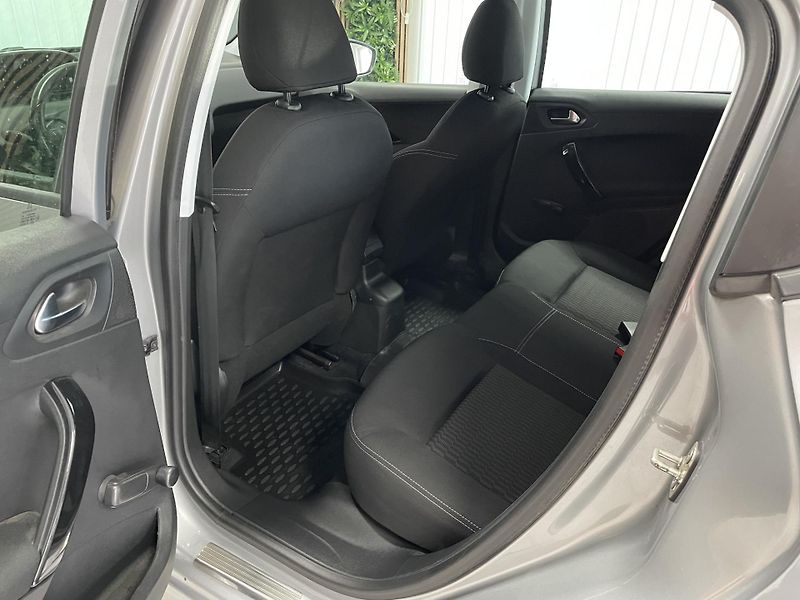 Peugeot 208 1.2 PT ČR 1.MAJ.SERVISKA       - fotka 18 z 25