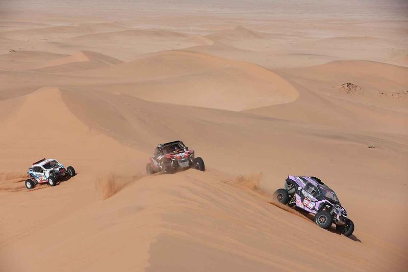 Účastníci Rallye Dakar zdolávají obrovské duny
