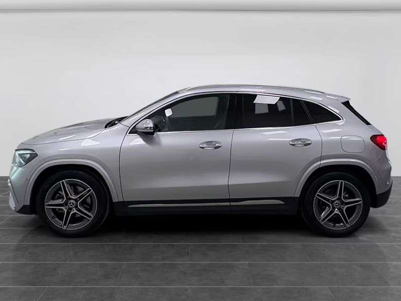 Mercedes-Benz GLA 180 AMG Kamera Keyless Ambient - fotka 5 z 16