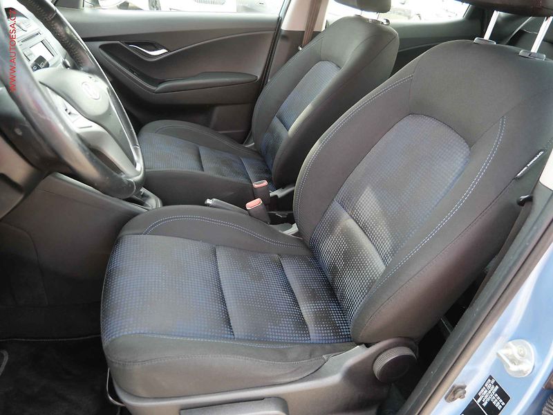 Hyundai ix20 (2012) 1.4i, ČR, AC, park.asist - fotka 9 z 17