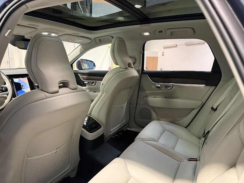 Volvo V90 T8 AWD Recharge Inscription Au - fotka 12 z 17