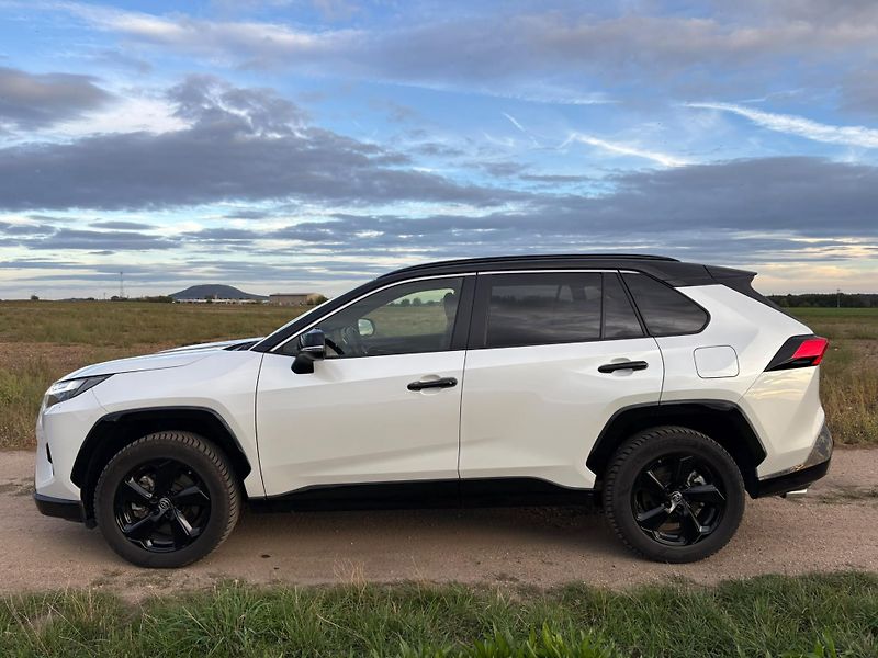 Toyota RAV4 (2024) - fotka 2 z 7
