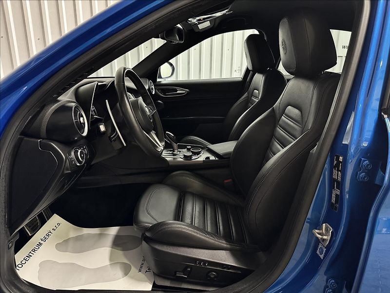 Alfa Romeo Giulia 206kW Q4 VELOCE 1.MAJITEL - fotka 29 z 39