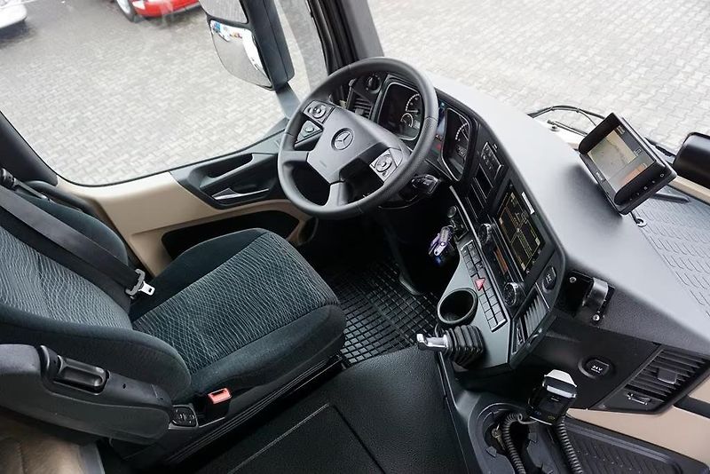 Mercedes-Benz Actros (2019) 2553 6x2 chlaďák + HČ EURO 6 - fotka 18 z 19