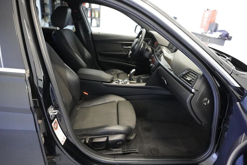 BMW Řada 3 3,0 XDRIVE AUT. - fotka 26 z 28