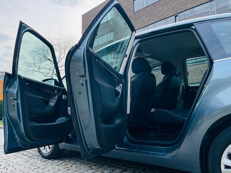 Citroën C4 Picasso 1.6i 88KW MANUÁL LED SENZORY - fotka 22 z 44