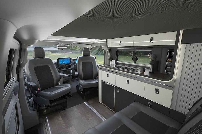 Campervan Swift Monza má i oficiální licenci Fordu. Vznikl z dodávky Transit. Kompaktní rozměry jsou stále vhodné pro rodinu.