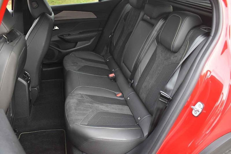 Peugeot 408 je solidně prostorný rodinný vůz s atraktivním vzhledem