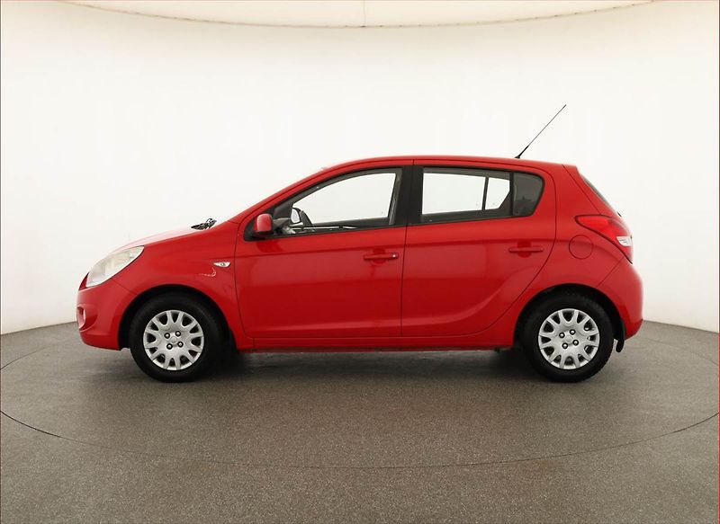 Hyundai i20 (2012) 1.2, po STK, jezdí výborně - fotka 3 z 12