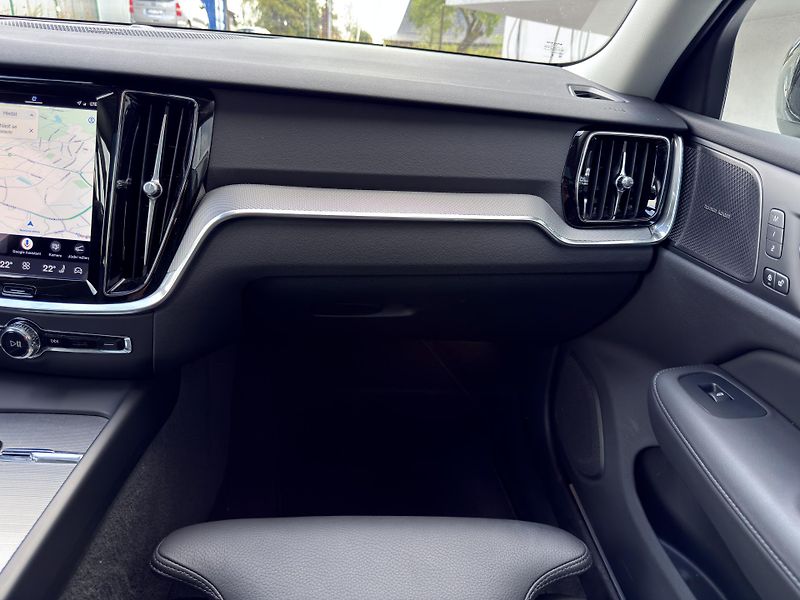 Volvo V60 B4 FWD // PLUS DARK + kola - fotka 23 z 54