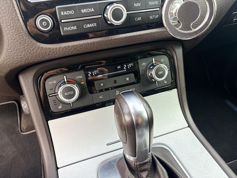 Volkswagen Touareg 3.0TDI V6 DSG 4x4 VZDUCH - fotka 26 z 56
