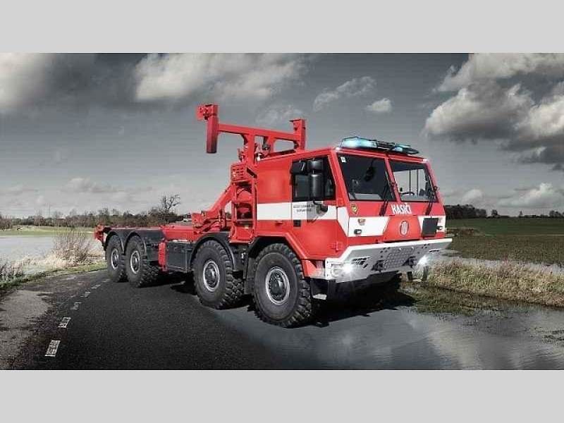 Tatra Force 8x8 – vozidlo pro přepravu potrubí.