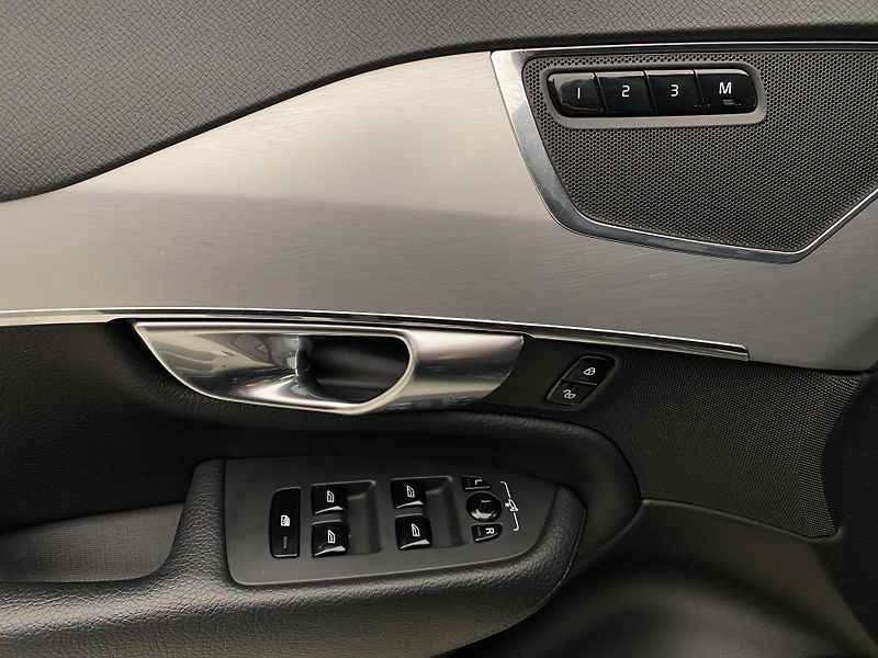 Volvo XC90 D5 AWD MOMENTUM AUT REZERVACE - fotka 29 z 46