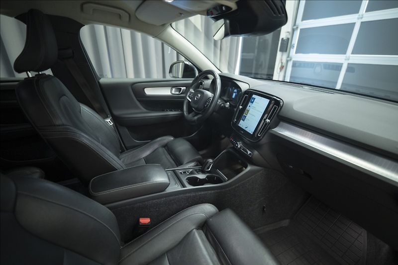 Volvo XC40 2,0 T5 AWD NAVI KAMERA TAŽNÉ - fotka 7 z 47