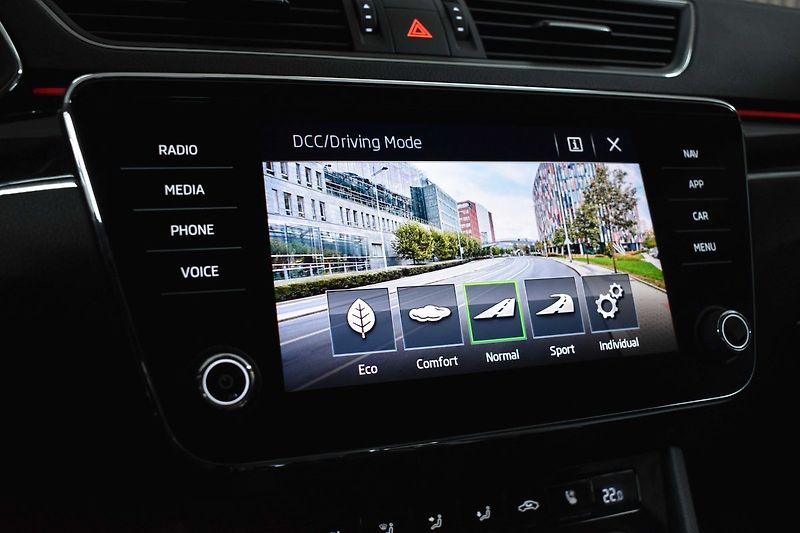 Škoda Superb 2.0 TDI L&K*2xKOLA*DSG*ACC*ČR* - fotka 28 z 42