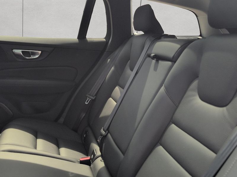 Volvo V60 B4 Plus Dark - fotka 18 z 27