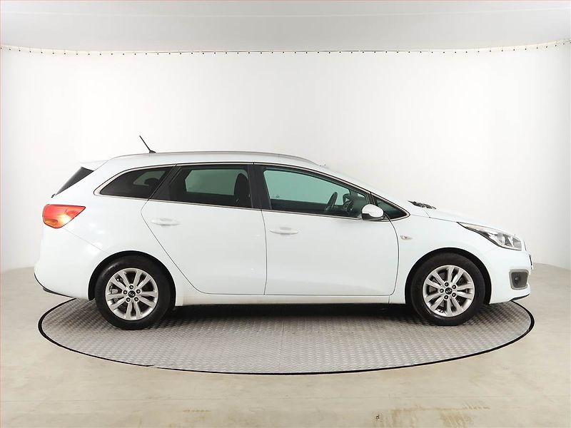 Kia Ceed (2016) 1.4 CVVT, Serv.kniha, Tempomat - fotka 6 z 16