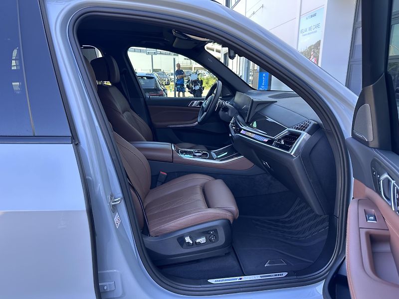 BMW X5 M60i xDrive - fotka 9 z 31