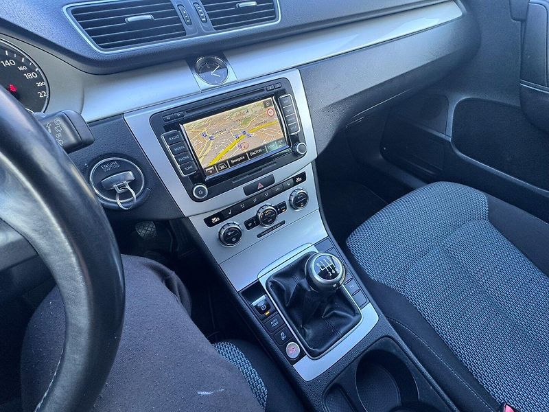Volkswagen Passat (2012) 1,6 TDI 77 KW KOLA STK - fotka 21 z 46