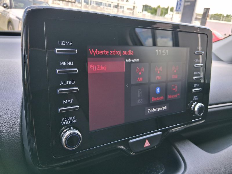 Toyota Yaris COMFORT STYLE 1.5 Hyb. 85 kW - fotka 19 z 27
