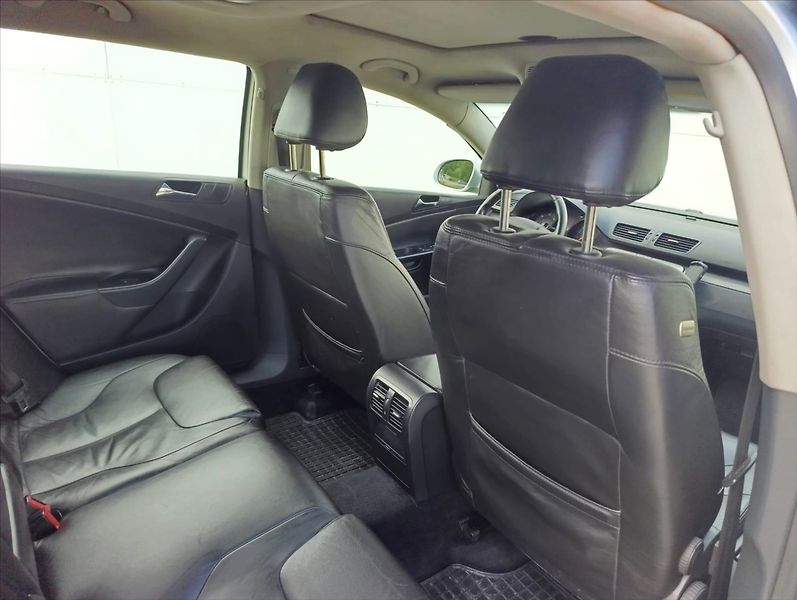 Volkswagen Passat 2,0 TDi Kůže Navigace Tažné - fotka 24 z 37
