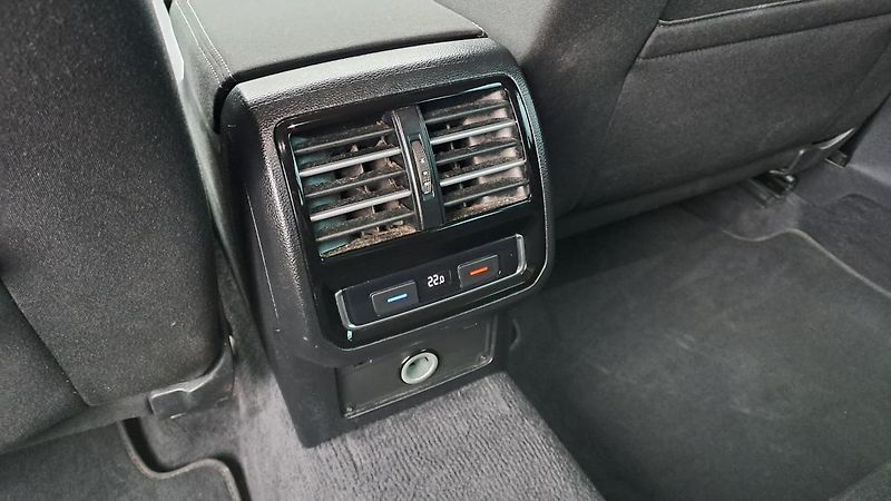Volkswagen Passat 1.6 TDI ComfortLine Business - fotka 19 z 36