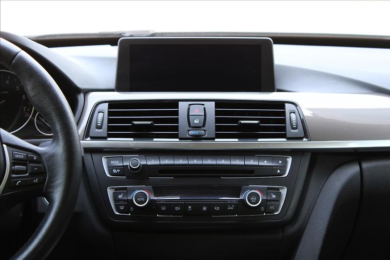 BMW Řada 3 320i GT / xDrive / HUD / 360° - fotka 28 z 49
