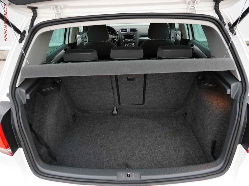 Volkswagen Golf (2011) 1.6 TDi, DSG, navi, park - fotka 7 z 20