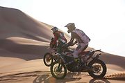 Účastníci Rallye Dakar zdolávají obrovské duny