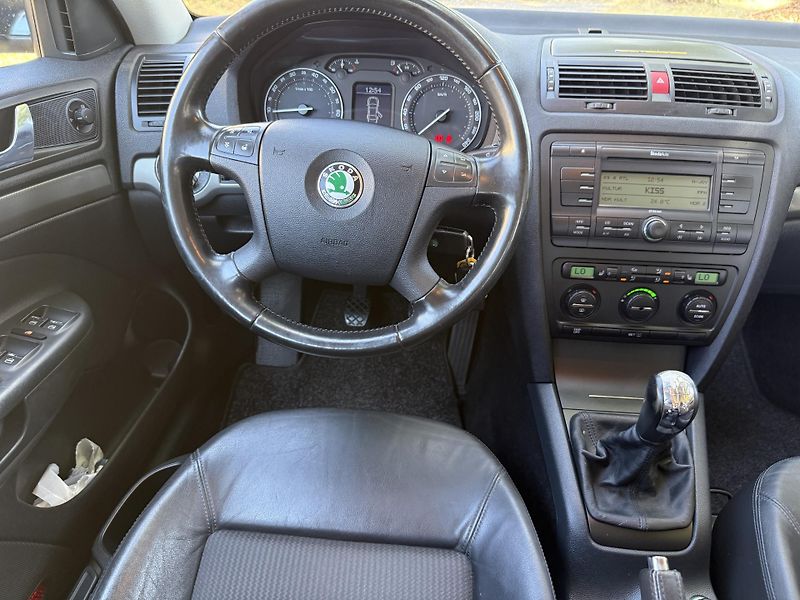 Škoda Octavia 1,6i 75kW ELEGANCE - fotka 17 z 20