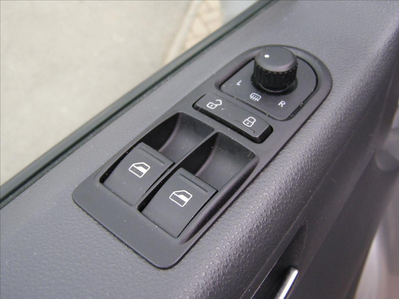 Volkswagen Caravelle 2,0   LONG DSG po servise 103K - fotka 15 z 38
