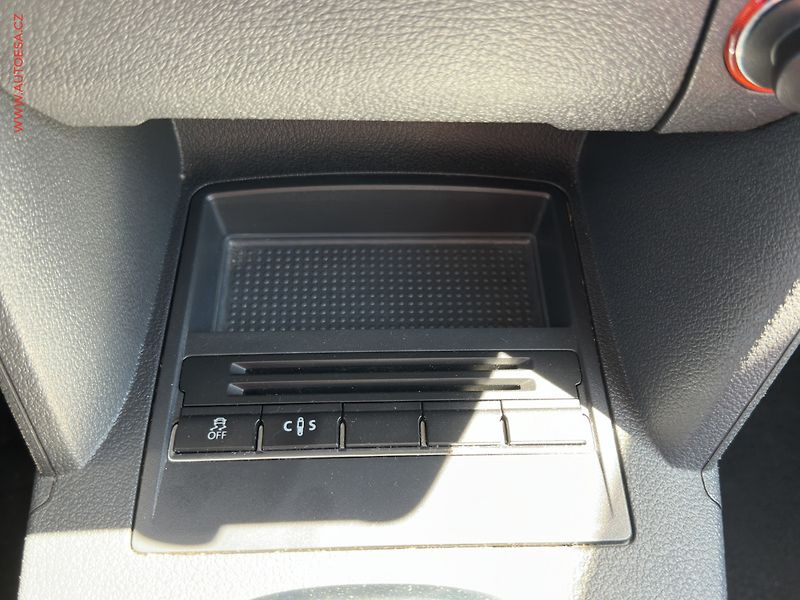 Volkswagen Touran (2011) 2.0 TDi, DSG, bixen, park - fotka 17 z 20