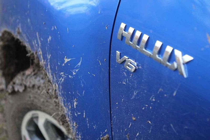 S šestkolovým Hiluxem jsme se mohli i projet