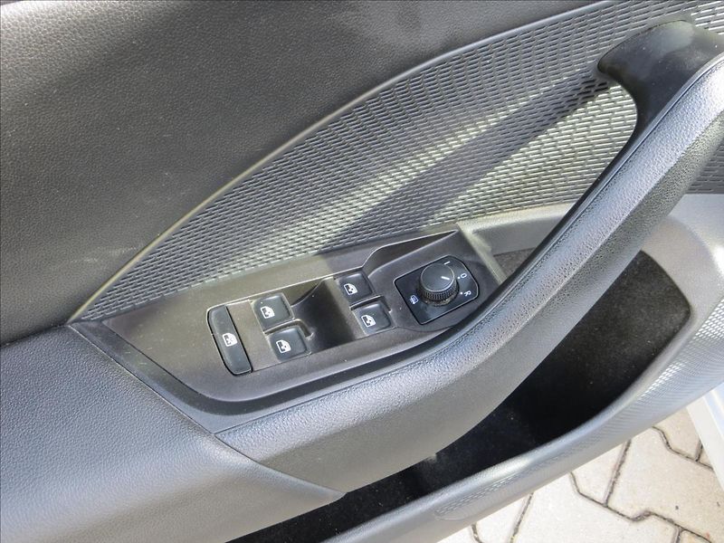 Škoda Octavia 2,0 TDI Ambition ČR - fotka 12 z 24