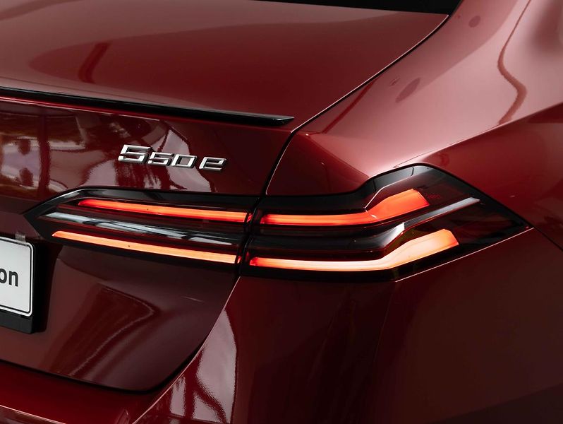BMW Řada 5 550e xDrive - fotka 10 z 22
