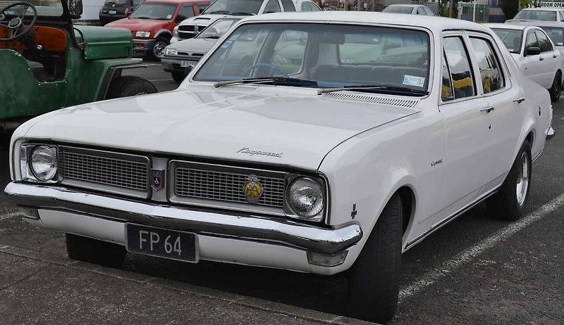 Automobil Holden Kingswood z roku 1971 doprovází hlavního hrdinu novozélandského seriálu Vraždy v Brokenwoodu, detektiv starší seržant Mike Shepherd, kterého hraje Neill Rea.