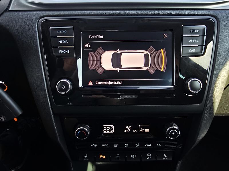 Škoda Rapid TSI 81KW XENON DIGI KLIMA 1Maj - fotka 24 z 24