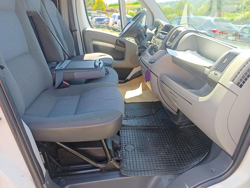 Citroën Jumper (2010) 3,0 HDi 9míst klima 116kw - fotka 17 z 25