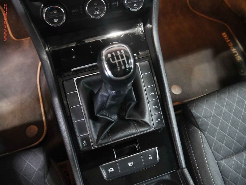 Škoda Superb (2016) 1.6 TDi, Navi, bixen - fotka 24 z 30