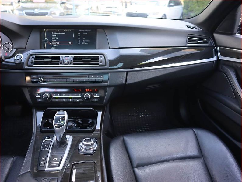 BMW Řada 5 (2013) 530d xDrive, 4X4, Automat - fotka 8 z 23