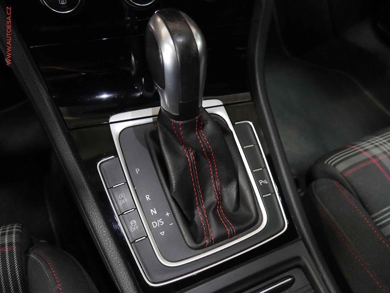 Volkswagen Golf (2019) 2.0TSI, GTI, DSG - fotka 17 z 20