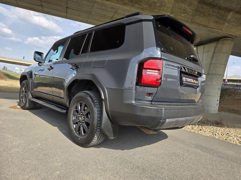Toyota Land Cruiser 2.8-INVINCIBLE-ZÁRUKA-DPH - fotka 28 z 77