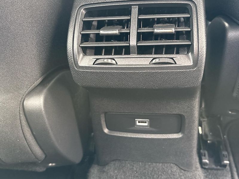 Citroën C4 (2023) Shine 1.2 PureTech 130 EAT8 - fotka 21 z 58