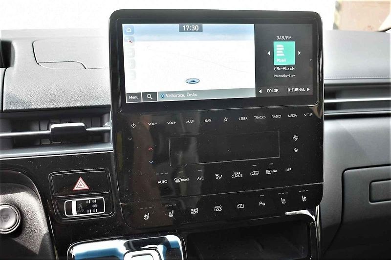Auto se hodí k pohodlnému cestování nejen po českých luzích a hájích