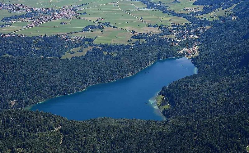 Alpsee láká na úžasné prostředí.